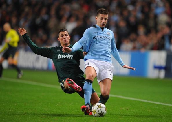 无萨拉赫！利物浦晒对阵布莱顿海报：范戴克等5人出镜（萨拉赫缺席！利物浦发布战布莱顿海报：范戴克等5人亮相）