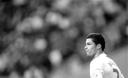 喀麦隆非洲杯大名单：姆伯莫领衔，巴索戈在列，奥纳纳无缘（喀麦隆非洲杯阵容公布：姆伯莫担纲、巴索戈入选，奥纳纳落选）