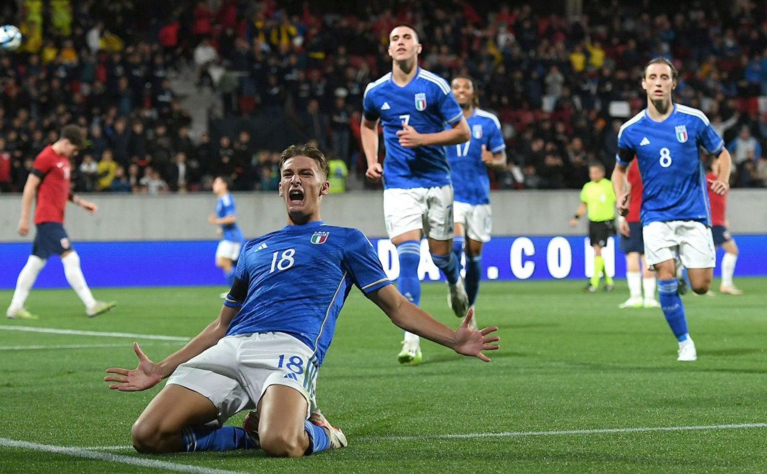 欧洲足坛疯狂周末诞生 豪门心系欧战冷门跌爆（欧洲足坛上演疯狂周末：豪门为欧战分心，冷门频爆）