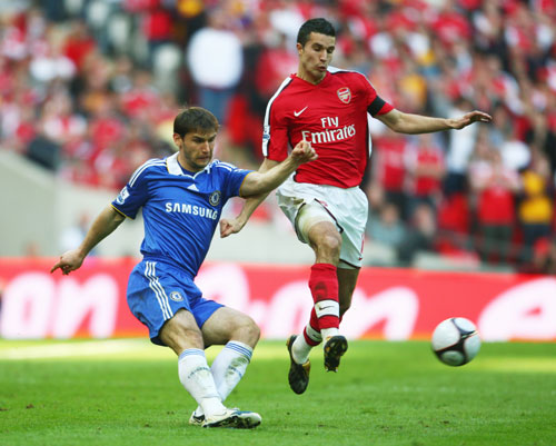 伊宁队问鼎2025年“喀什杯”李景亮现身现场和球员共跳新疆舞庆祝（2025年“喀什杯”伊宁队夺冠，李景亮到场与球员共跳新疆舞庆祝）