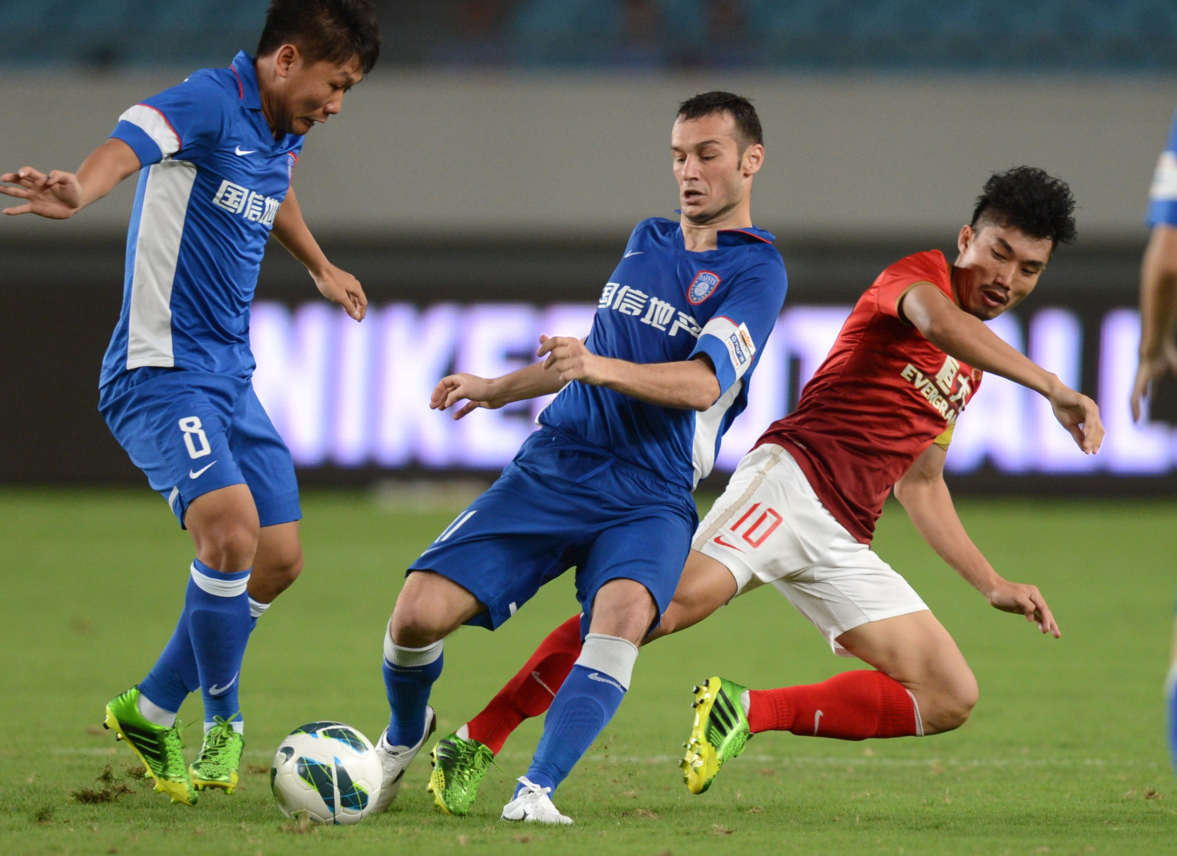 加拉塔萨雷投诉杜兰打入绝平球后做出不雅庆祝，但球员没被罚（杜兰绝平后不雅庆祝被加拉塔萨雷投诉，仍未受罚）