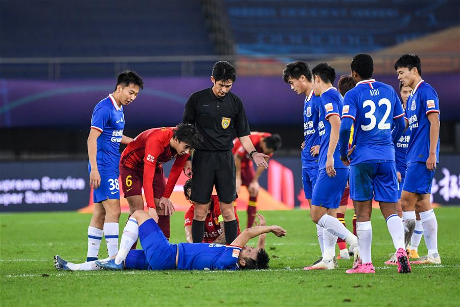 给爷整笑了，曼奇尼假意亲吻布鲁马多，将布鲁马多逗笑（曼奇尼作势亲吻布鲁马多，逗得对方当场大笑）