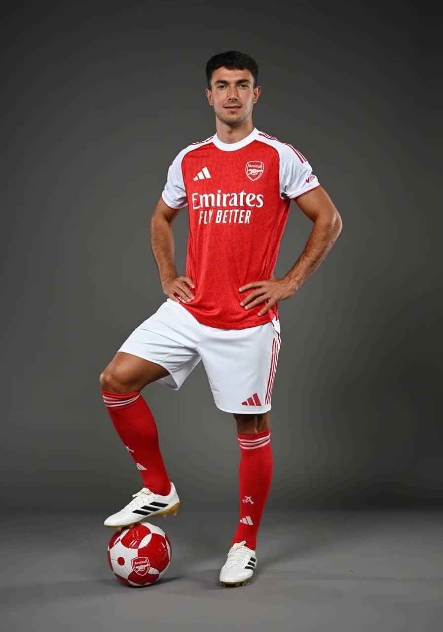 阿森纳客场2-1战胜阿斯顿维拉，维拉绝杀，阿森纳争冠形势艰难。（阿森纳客场2-1击败阿斯顿维拉，维拉读秒绝杀，枪手争冠前景堪忧）