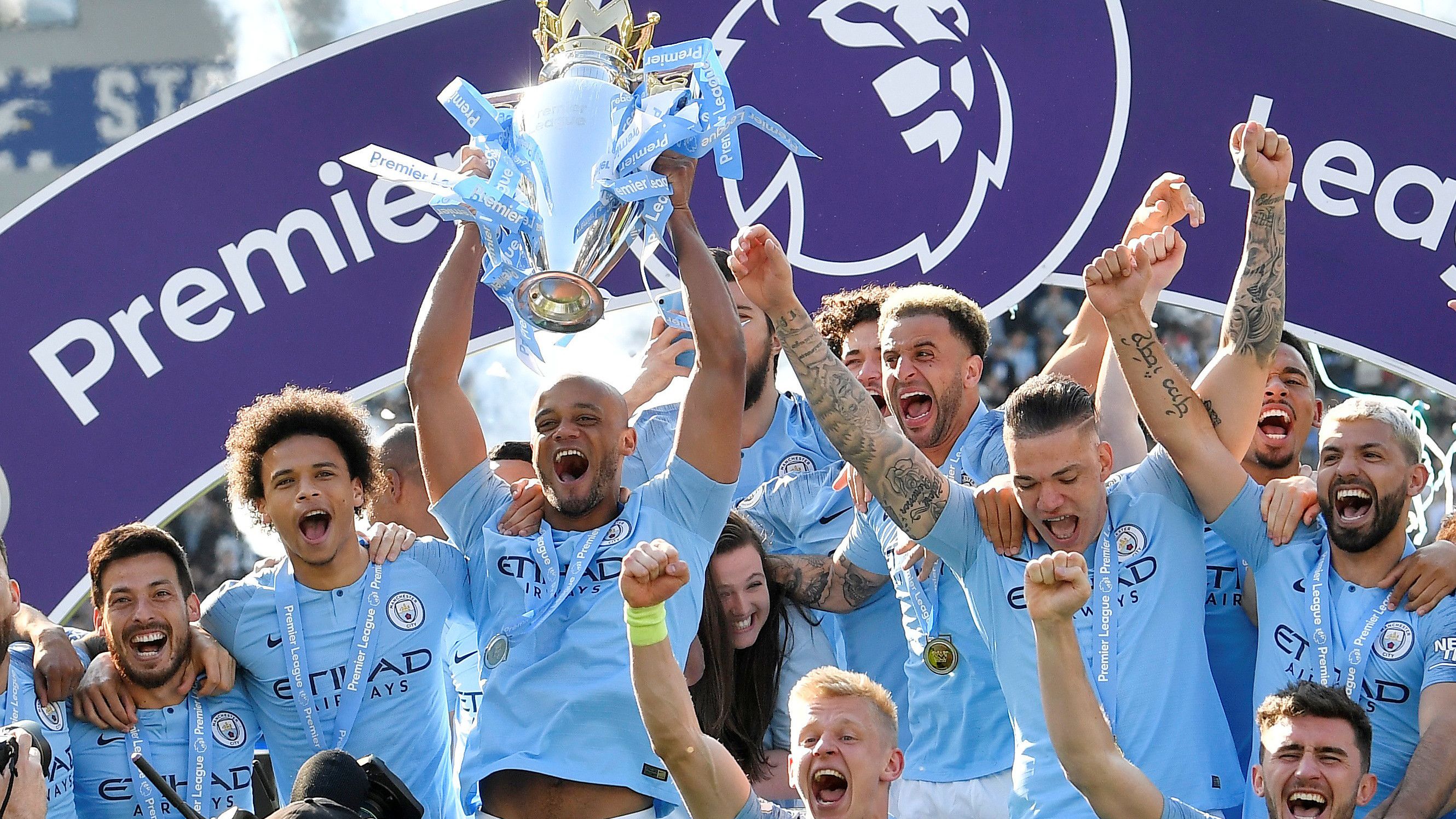 不满判罚，西蒙尼向裁判抗议：你不会给维尼修斯出牌的（西蒙尼不满判罚，质问裁判：为何不向维尼修斯出牌？）