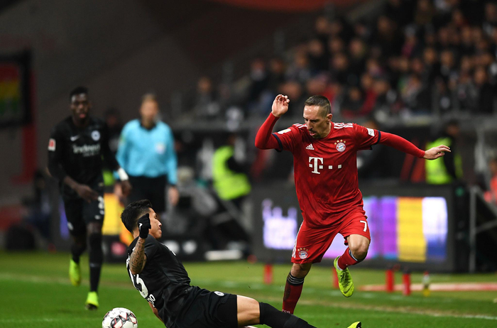 阿莫林质疑曼联青训引爆矛盾，遭年轻球员社交媒体回击（阿莫林质疑曼联青训引风波，年轻球员社媒发声反击）