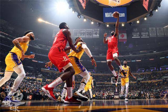 NBA：独行侠击败雄鹿 东契奇全场三双（NBA：独行侠力克雄鹿 东契奇豪取三双）