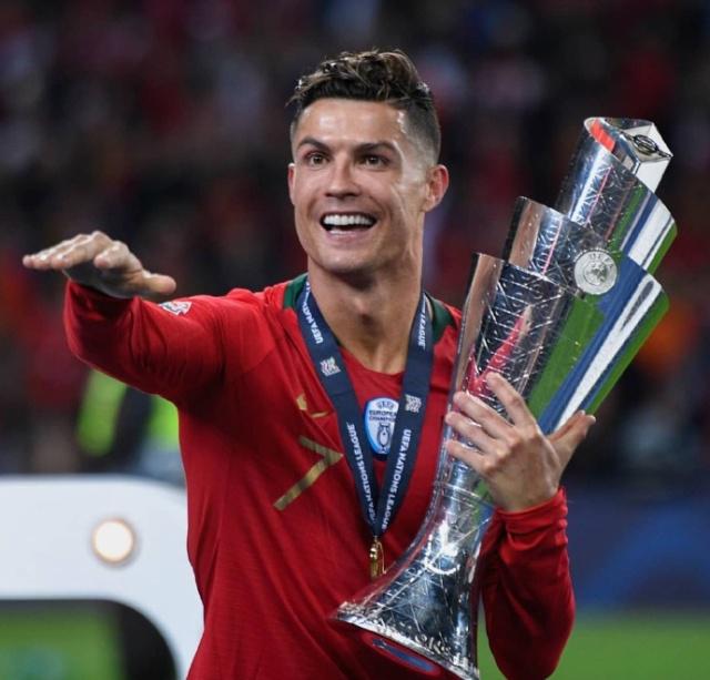 国王杯十六强抽签悬念重重！巴萨皇马将与草根球队上演圣诞大战（国王杯16强抽签悬念丛生：巴萨皇马圣诞迎战草根球队）